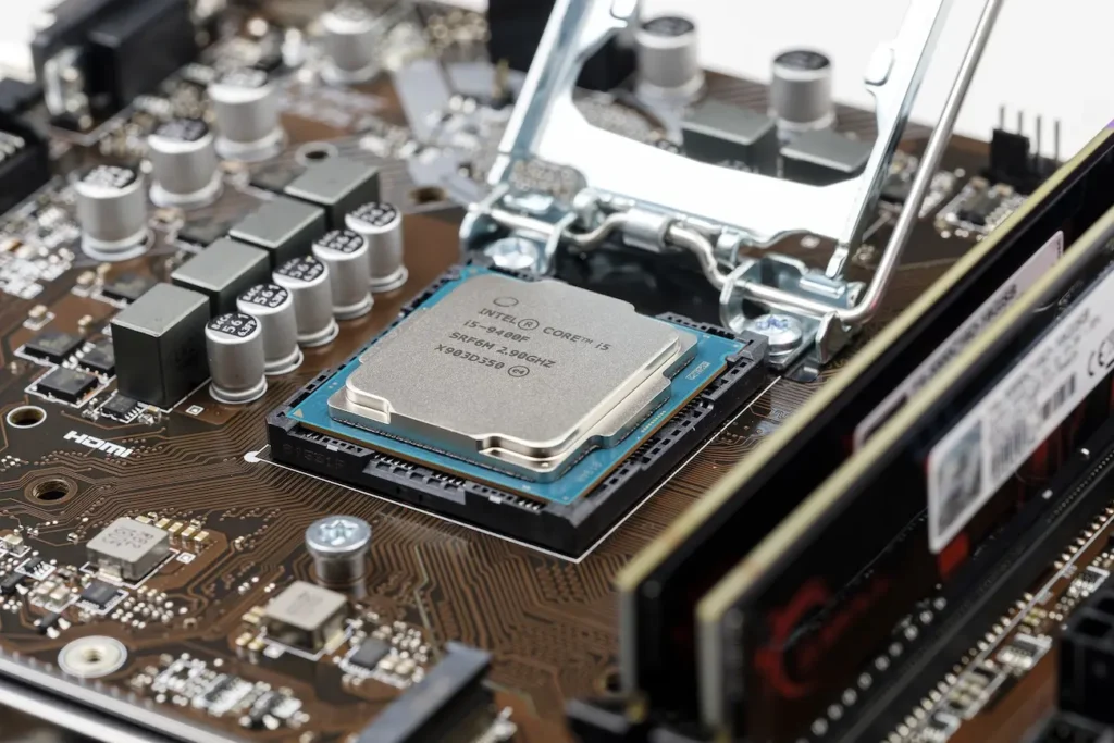 Процессор Intel Core, установленный в сокет материнской платы, правильная установка ЦП после чистки.