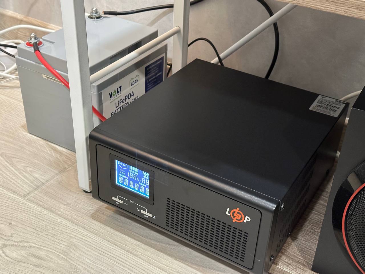 ДБЖ LogicPower LPE-B-PSW підключений до акумулятора LiFePO4 товстими дротами для резервного живлення котла.