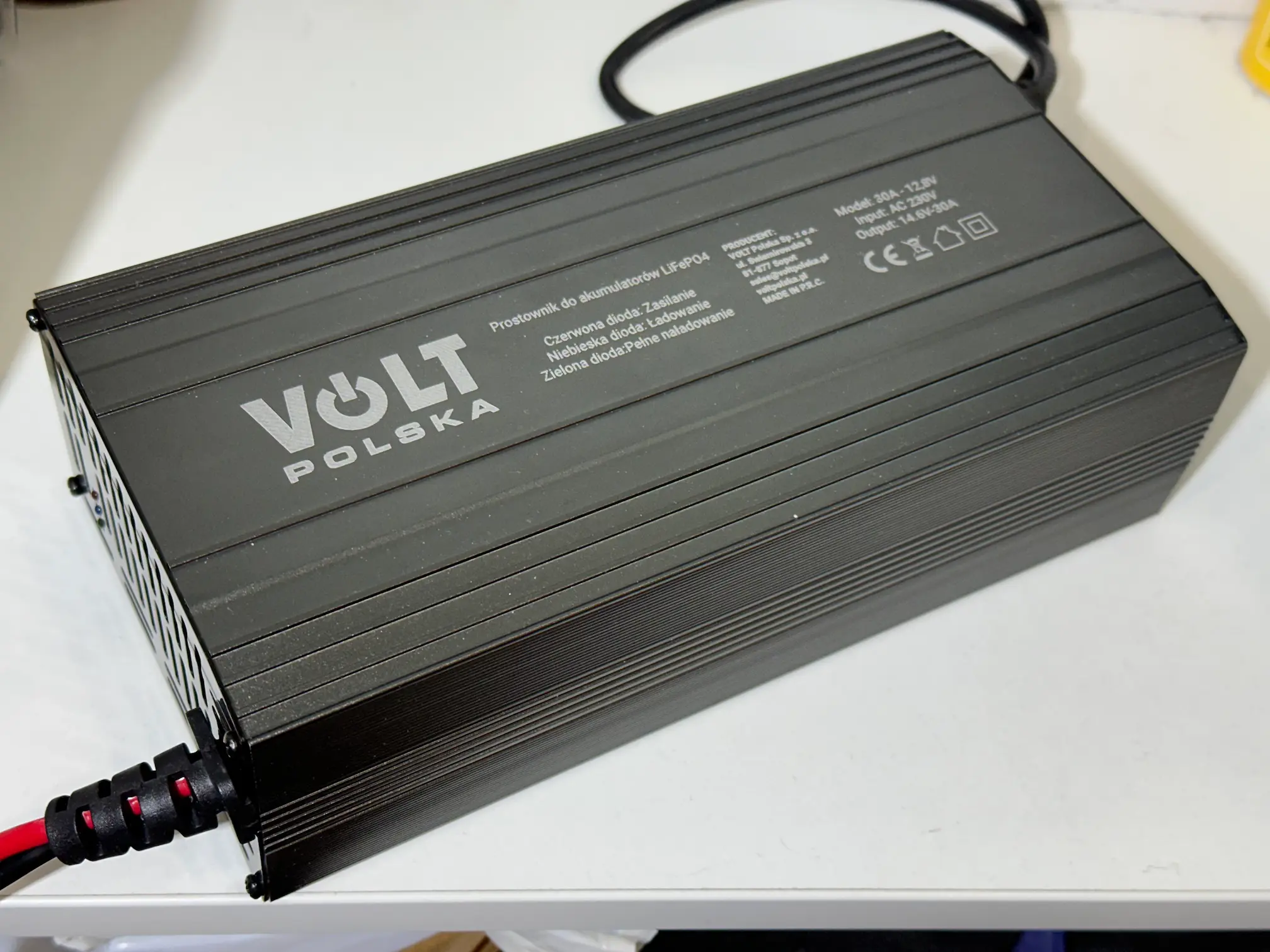 Зарядний пристрій Volt Polska LiFePO4 30A зовнішній вигляд алюмінієвий корпус
