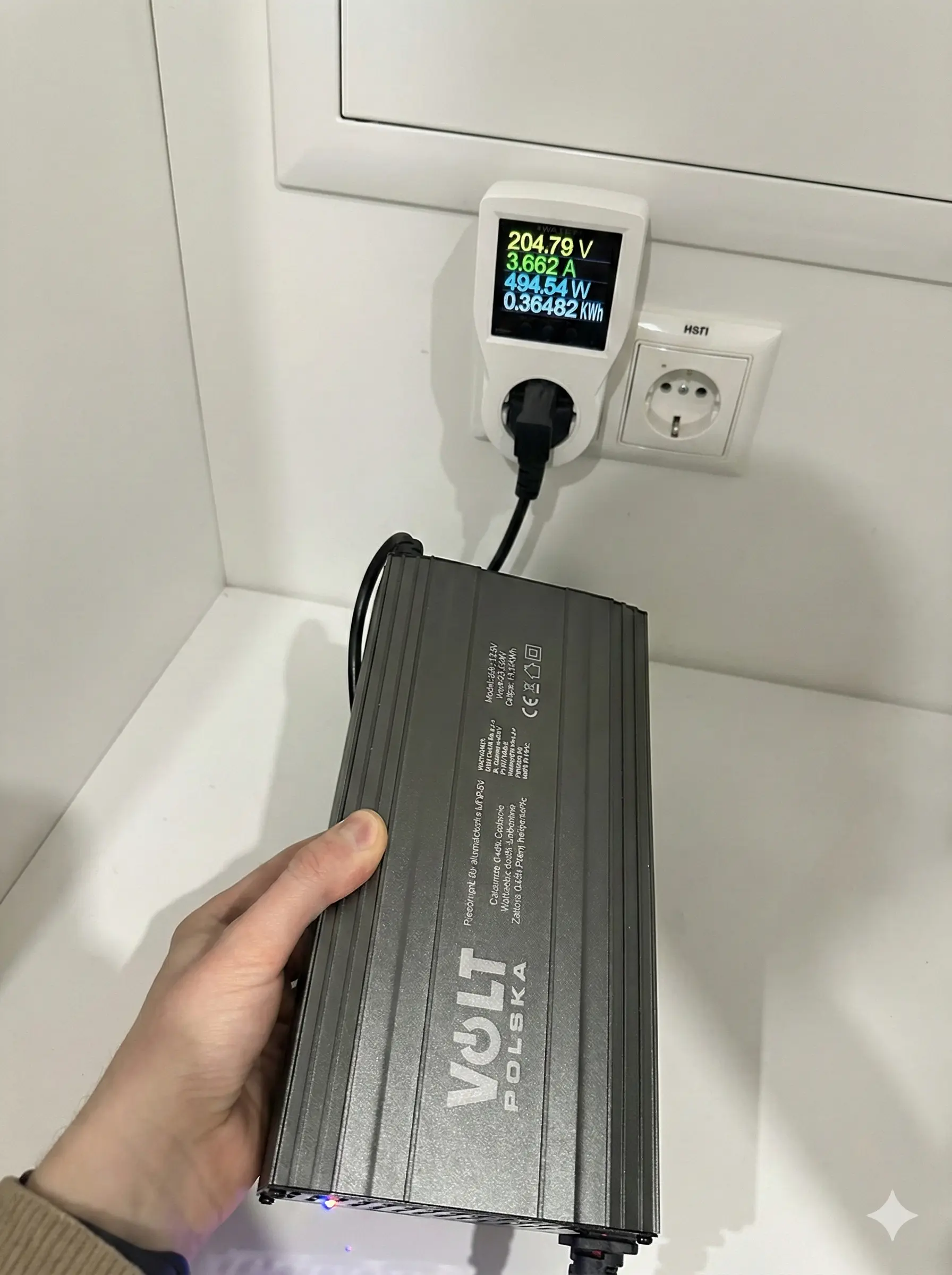 Реальное потребление зарядки Volt Polska 30A тест ваттметром 495 Вт