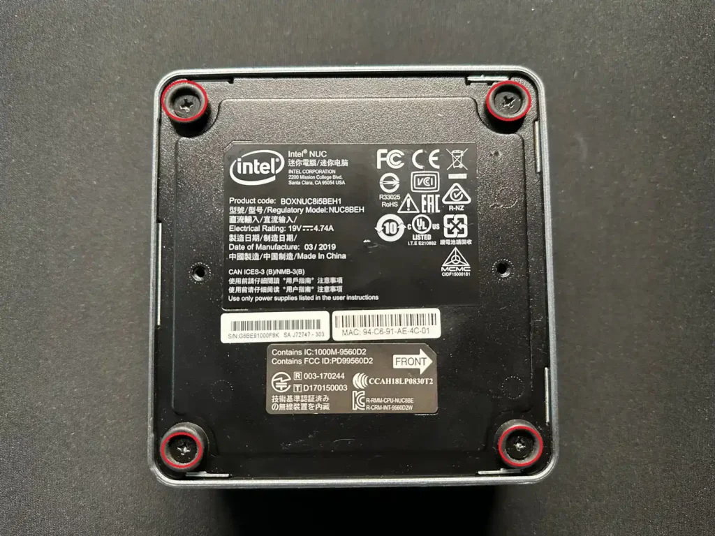 Нижня кришка Intel NUC8BEH, показано розташування 4 прихованих гвинтів у гумових ніжках