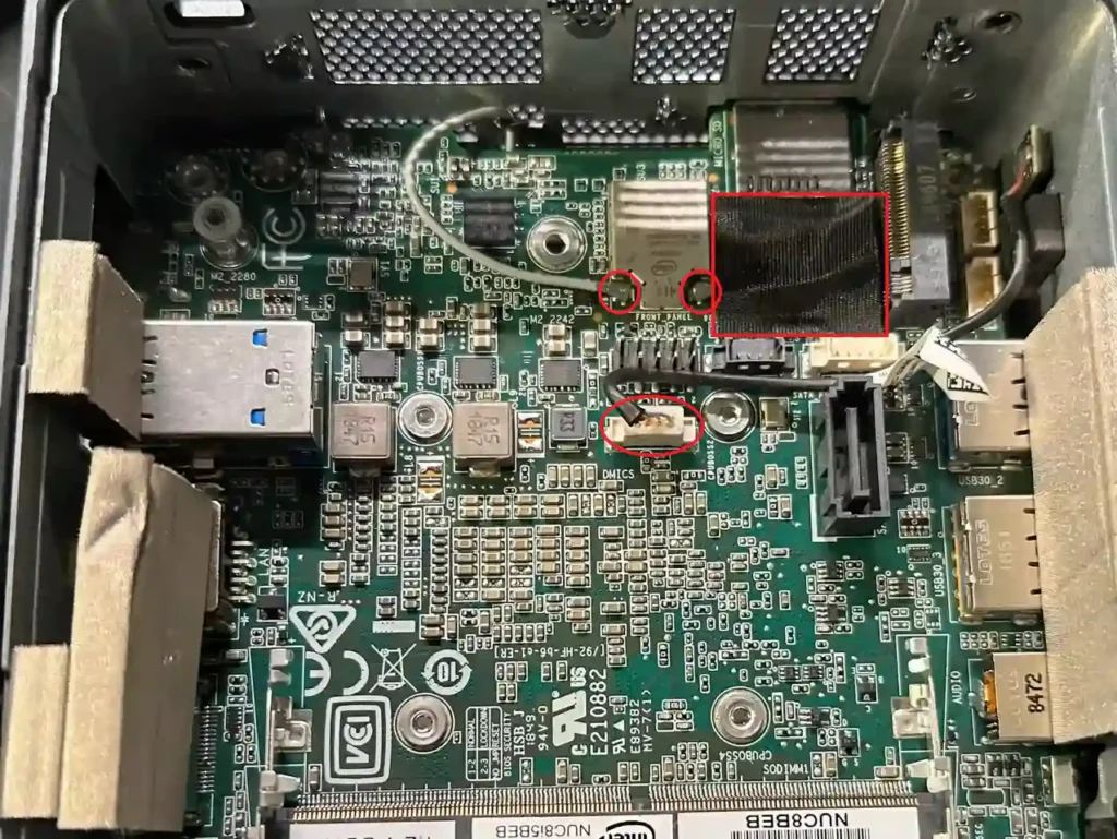 Материнська плата Intel NUC8: червоним виділено роз'єми антен Wi-Fi під скотчем та центральний дрібний конектор, які потрібно відключити