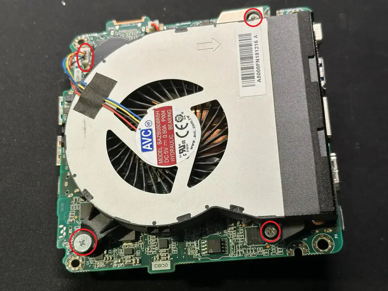 Демонтаж кулера Intel NUC8: червоним позначено 3 гвинти кріплення турбіни та роз'єм живлення