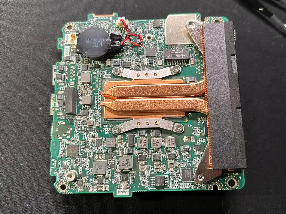 Система охолодження Intel NUC8: мідні теплові трубки та пронумеровані гвинти кріплення радіатора