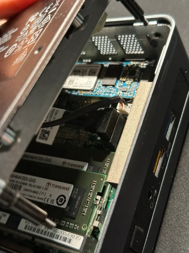 Відкриття корпусу Intel NUC8, шлейф SATA з'єднаний з дном