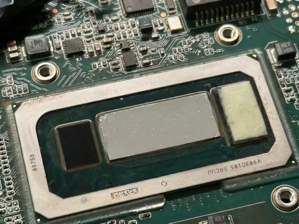 Ідеально рівний тонкий шар термопасти на кристалі процесора Intel NUC8